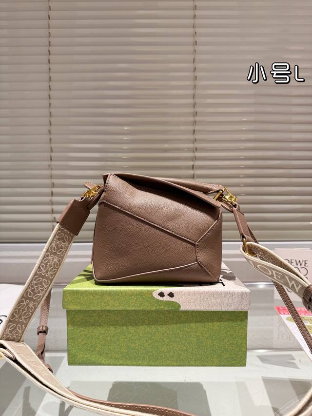 原版织带 小号 Loewe 新秀款展示 罗意威 几何包 爱惨了这精致高级范儿！ 汤唯 杨幂孙千李一桐 雎晓雯.同款 最新秀款paseo几何包 包包界的一股清流~
