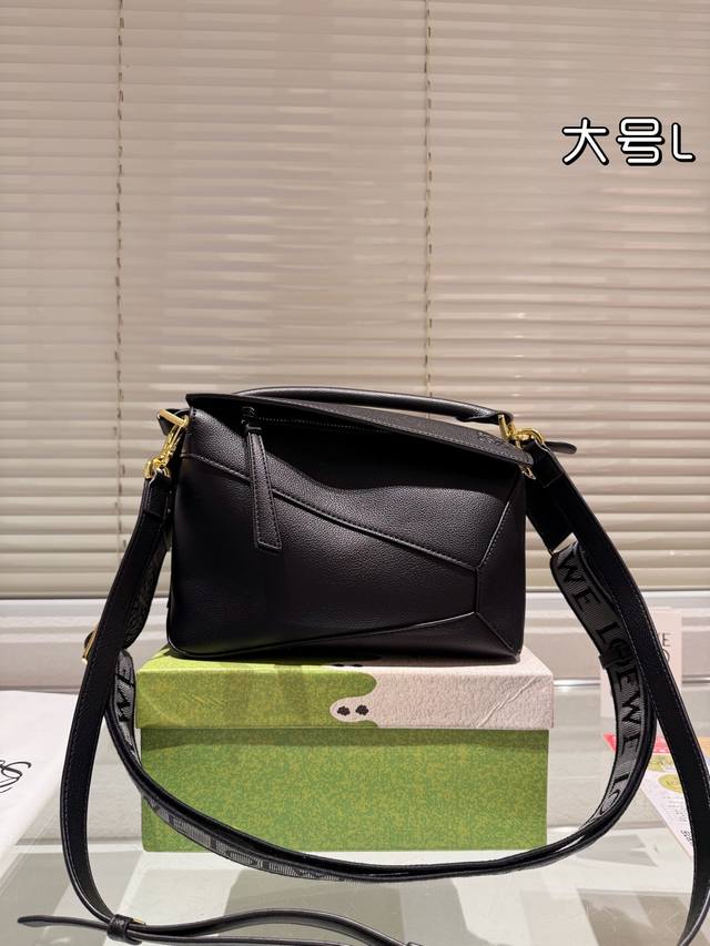 原版织带 大号 Loewe 新秀款展示 罗意威 几何包 爱惨了这精致高级范儿! 汤唯 杨幂孙千李一桐 雎晓雯.同款 最新秀款paseo几何包 包包界的一股清流~ 原版织带 大号 Loewe 新秀款展示 罗意威 几何包 爱惨了这精致高级范儿! 汤唯 杨幂孙千李一桐 雎晓雯.同款 最新秀款paseo几何包 包包界的一股清流~