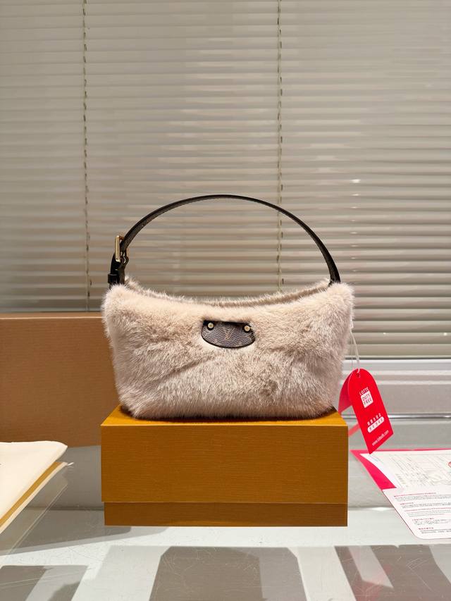 配折叠盒飞机盒 Lv新品毛毛包来咯 一只看似中古中矩却又有点标新立异的包。 Hobo腋下包 尺寸:22.12