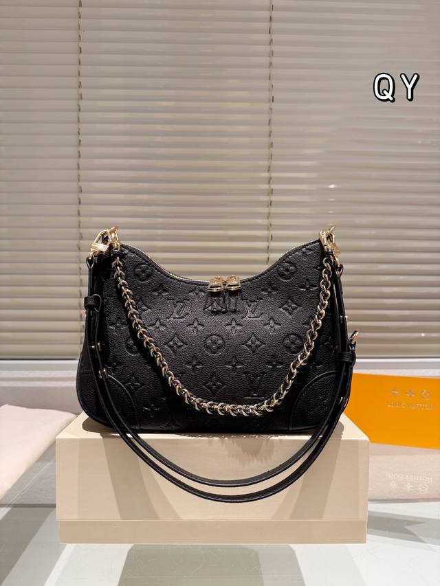 折叠盒原单 Lv老花牛角包单肩斜挎中古 Vintage包包压纹限定 ！超美！好多网红潮人都在背 单肩斜挎背这款包看着简单，搭配起来特别有范！被外观真的迷倒 尺寸