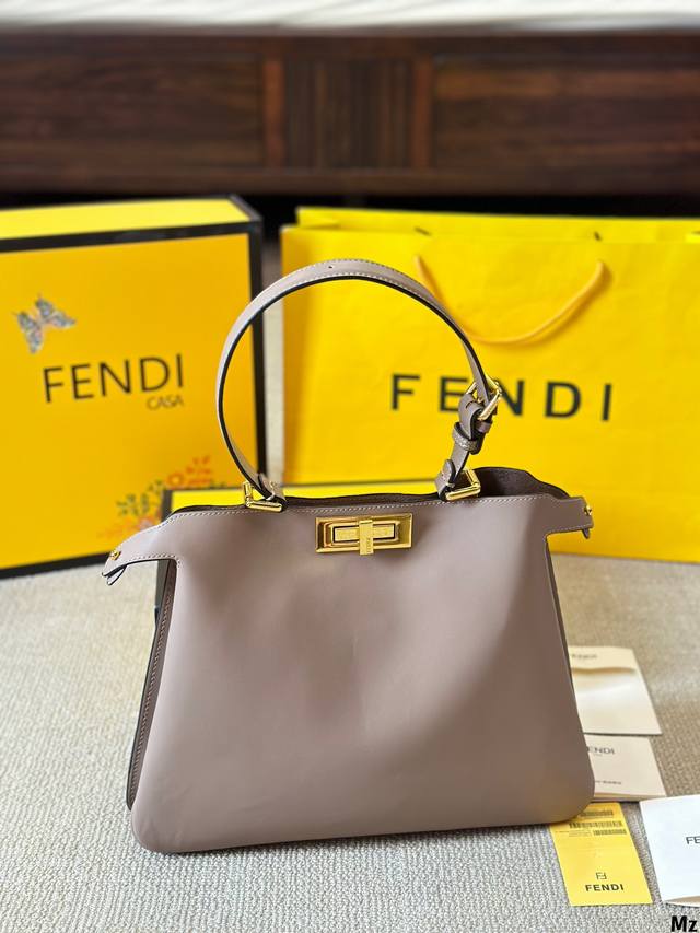 牛皮版本 Fendipeekaboo手袋，简直是低调奢华的代名词！ 回这款包包以其独特的开合设计和经典的双面皮革，展现了无与伦比的精致感。中等容量，非常适合日常