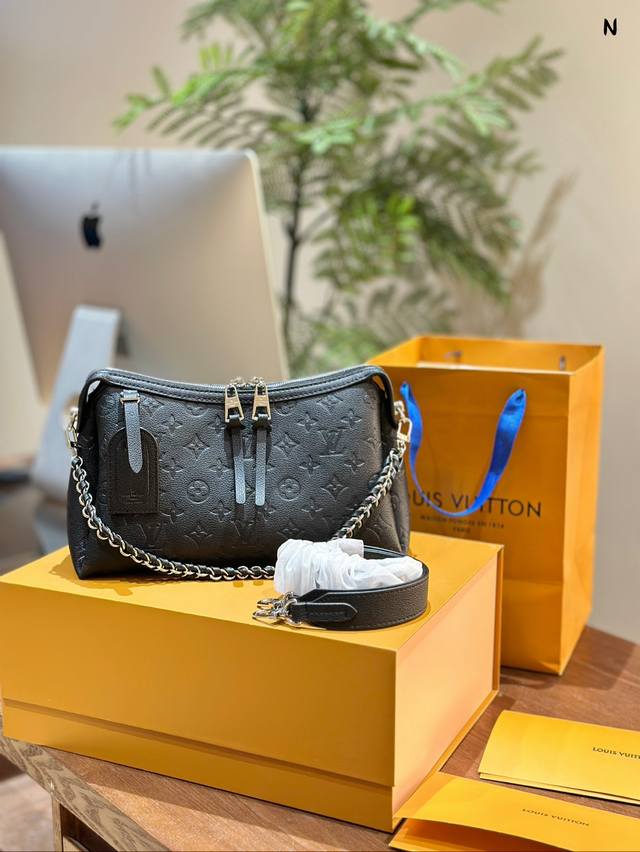 本款mahina Hand It All小号手袋取材细腻穿孔牛皮革，以优雅垂坠质感烘托别致包身轮廓。皮革肩带和链条皮革编织手柄均可拆卸，为日常出行提供潮流之选。