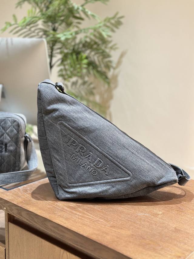 Prada三角布包 尺寸22.5X31X28