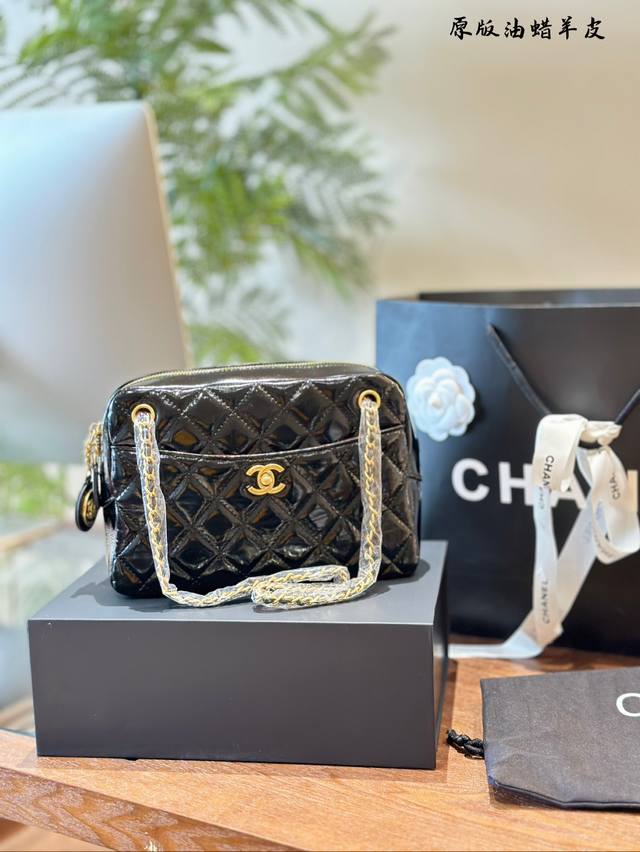 羊皮 24K金币相机包ie 香奈儿秋冬限量版#这包时髦又能装chanel24K金币相机包 黑金太太太好看了吧 设计的非常经典实用很轻巧同时又可以放下苹果prom