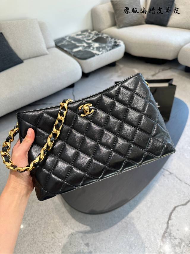 羊皮 这是你想的chanel 24P Hobo吗 太好看了新年款 一只chanel黑金hobo 真的太惊喜啦~ 容量真的很大非常能装 上身气质拉满.. 经典油蜡