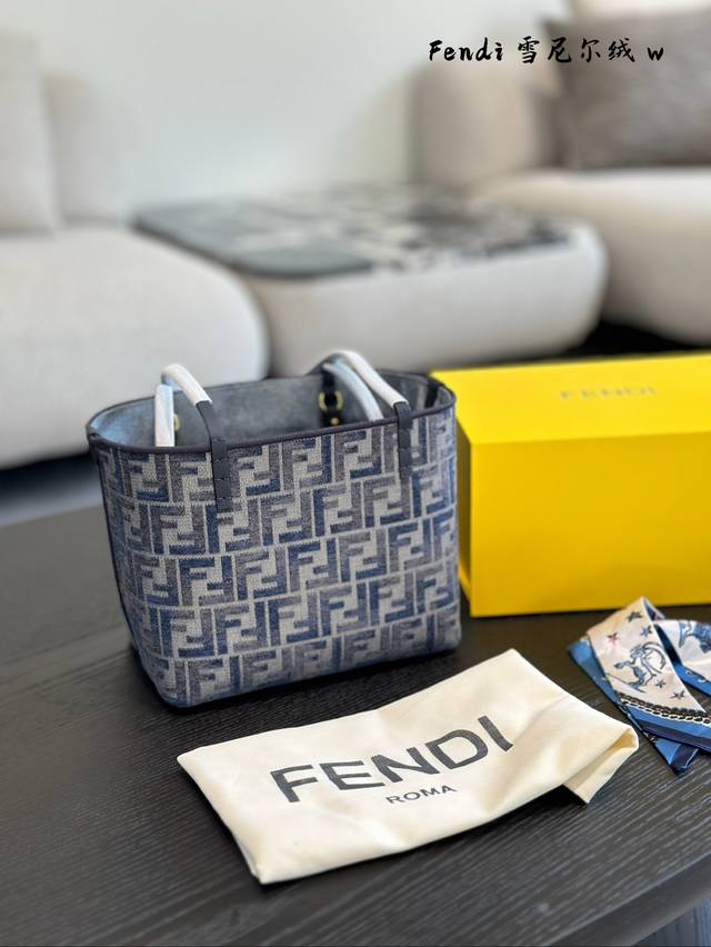 芬迪fendi老花菜篮子 轻松随意感不就来了~非常百搭时髦，轻轻松松就能驾驭，容量就更不用说了，日常用品轻松get~ 包包千千万，简单大方的最好看#25Cm 折