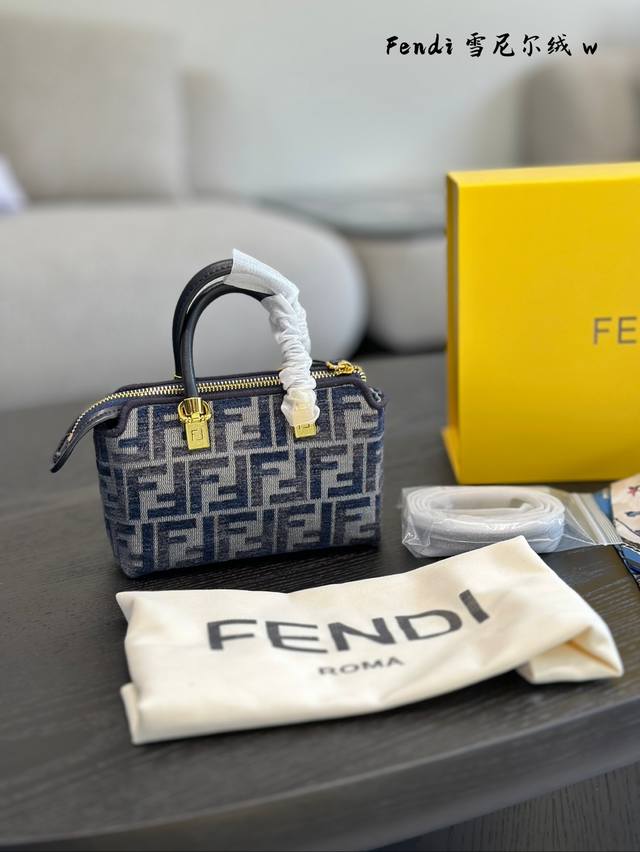 By The Way Boston波士顿迷你手袋 Fendi新款波士顿小包 By The Way Boston波土顿迷你手袋 对版树脂玻璃撞花手腕，拉链开合，内