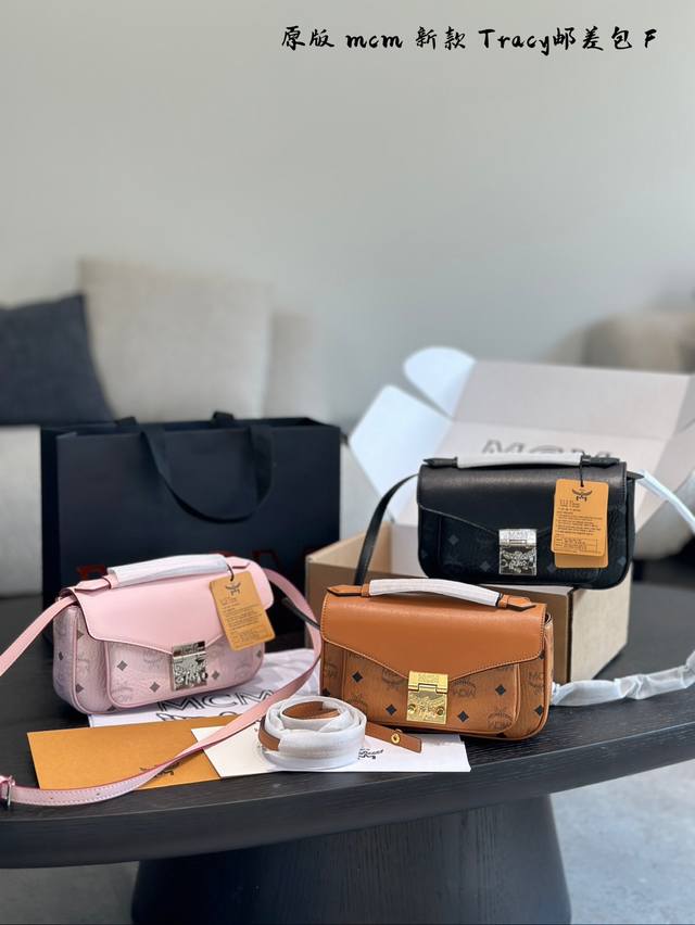Mcm新款斜挎包 推荐一款新到的邮差 包 有分层收纳的功能容量很赞 牛皮翻盖加上精致的月桂叶锁扣设计 黑色 雾霾粉 干邑色 三色经典耐看 日常通勤约会多种场合都