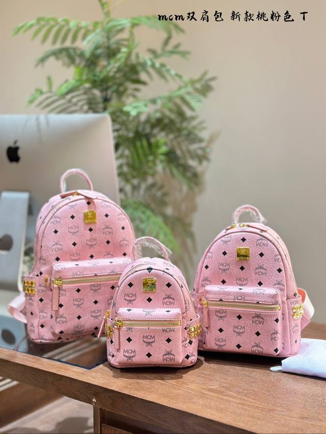 Mcm 有粉色双肩包啦先全新桃花粉迷你双肩包 粉色双肩终于来啦这个粉色也太好看了吧~ 中28×33 小22×27 迷你17×20