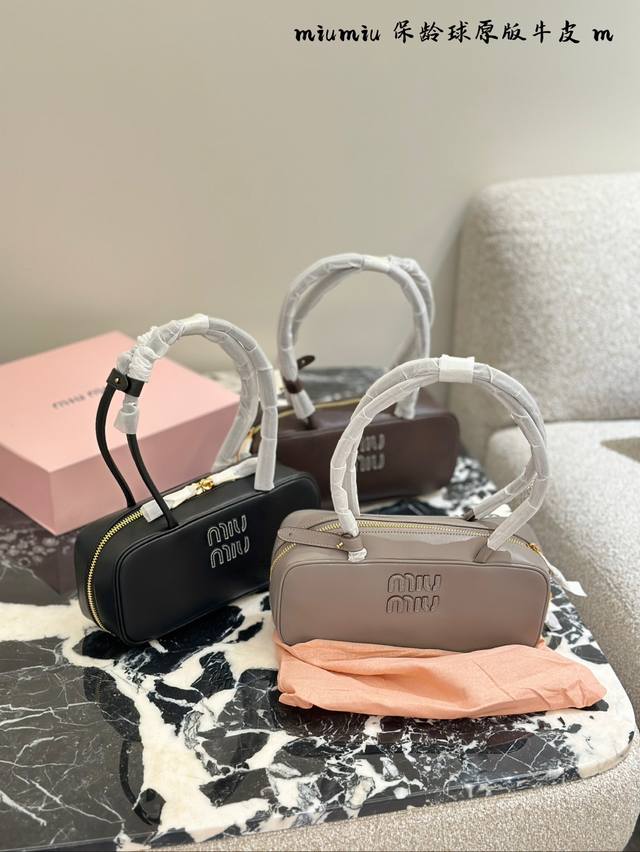 今年秋冬miumiu穿搭的流量密码找到啦 Miu Miu新款灰色公文包这款包包不仅设计经典大气，还兼具帅气与少女感，绝对是你秋冬搭配的完美择 新款灰色公文包采用