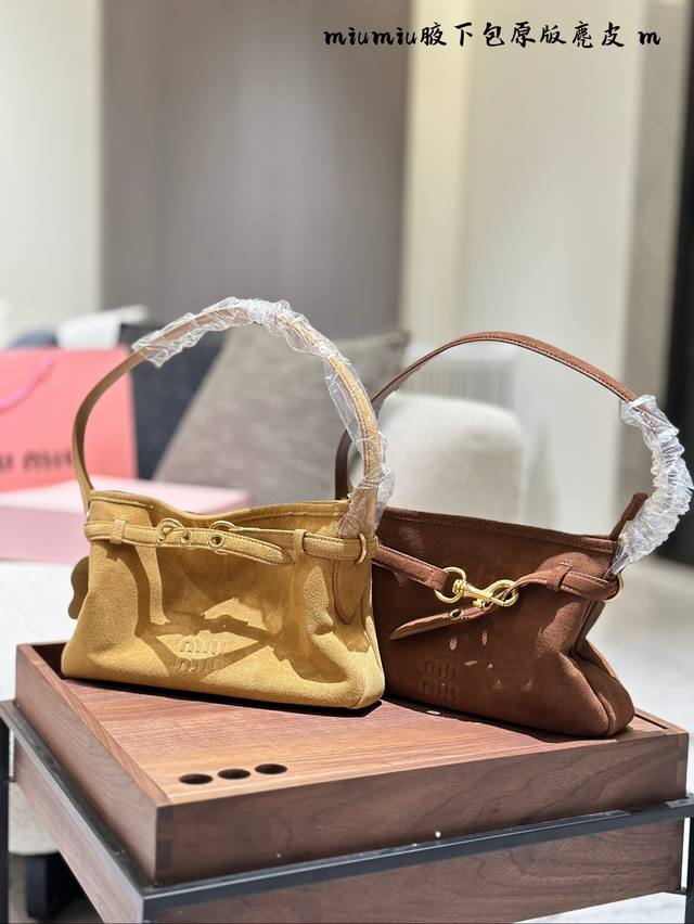 25春款miumi*新款通勤腋下包~ 流露着vintage气息的腋下包包型也很nice~随性时髦的感觉~无论是柔美的棕色还是深邃的巧克力色~都给人飒爽精致的感觉