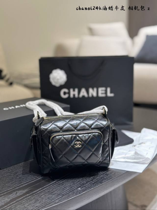 香奈儿相机包 相机包还是保龄球包的香 前后左右都有袋袋，容量很够用 虽然是牛皮但是感觉-点也不娇气 买之前害怕是腰鼓，看到实物真的很好看完全复古时髦的感觉23C