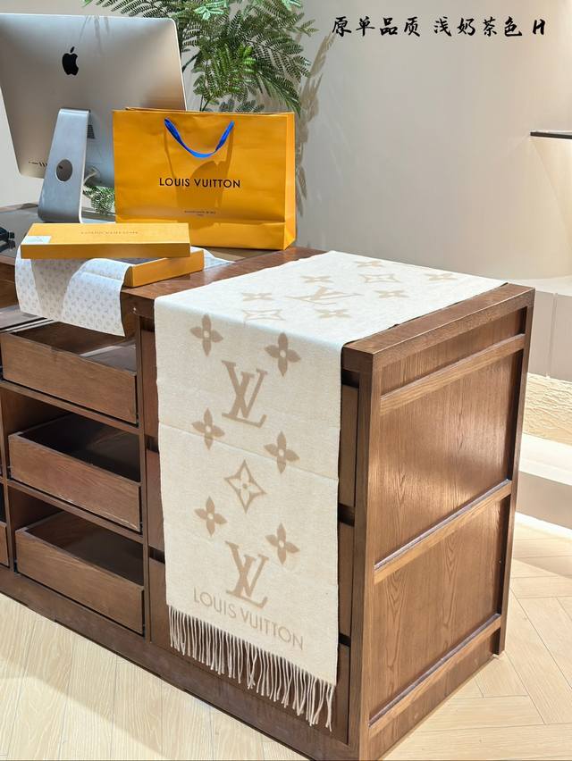 Lv新款淡奶茶羊绒围巾 附上细节图给大家参考~有一说一，摸起来手感是真的好，薄厚适中 颜色很淡很温柔，黄黑皮可以驾驭，姐妹们可以 冲~ #Lv羊绒围巾# V #