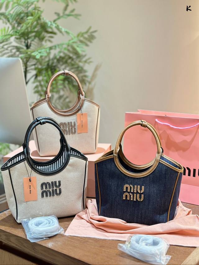 Miumiu托特 近年miu家真的很会，都是心头爱 慵懒惬意的敞口托特搭配弧形包口 同色系浮雕logo低调又高级 软而不塌的全牛皮质感绝 大气的包身，男生女生都