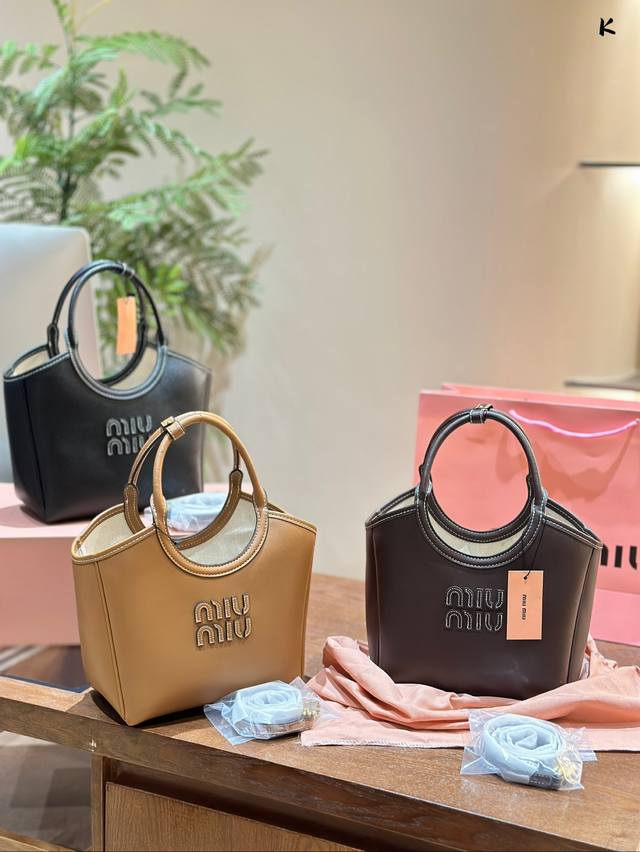 Miumiu托特 近年miu家真的很会,都是心头爱 慵懒惬意的敞口托特搭配弧形包口 同色系浮雕logo低调又高级 软而不塌的全牛皮质感绝 大气的包身,男生女生都 Miumiu托特 近年miu家真的很会,都是心头爱 慵懒惬意的敞口托特搭配弧形包口 同色系浮雕logo低调又高级 软而不塌的全牛皮质感绝 大气的包身,男生女生都