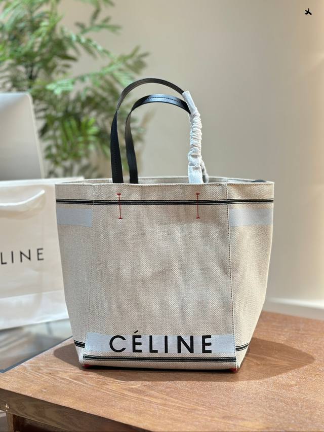 Celine Tote沙滩包帆布袋购物袋妈咪包 这款虽然是17年的款，但是也依旧很受欢迎，结实耐用，不易撞包。 分享的这个是大号的，容量很好，也是我很推荐的尺寸