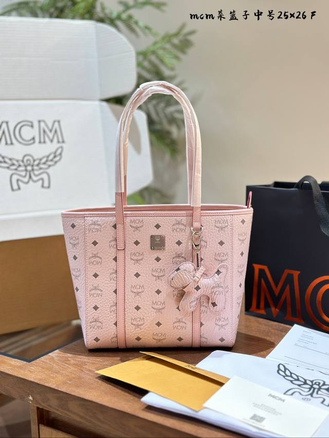 Mcmarentoni中号购物袋菜篮子经典干邑色 司单肩可斜挎官网同步在售款 这款中号购物袋采用经典花纹涂层帆布制成，具有引人注目的视觉外观 包袋采用几何外形设