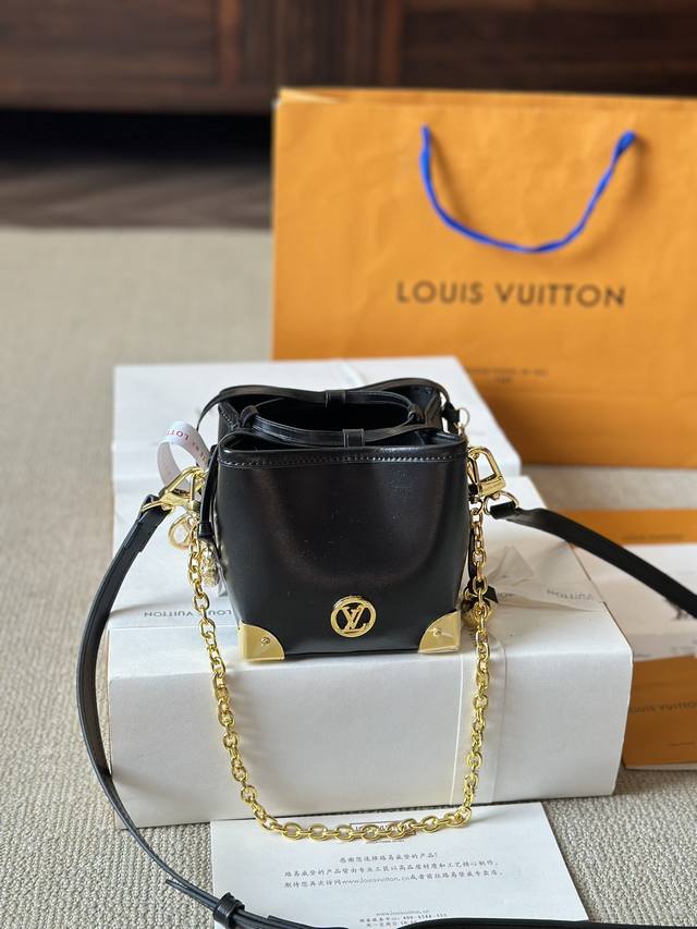 复刻版 牛皮 Size：12*11Cm Lv家 Noe Purse 小烧麦真的巨可爱！ 包包的容量还 两条肩带！一长一短 肩带可以调节哦！ 但很好用！