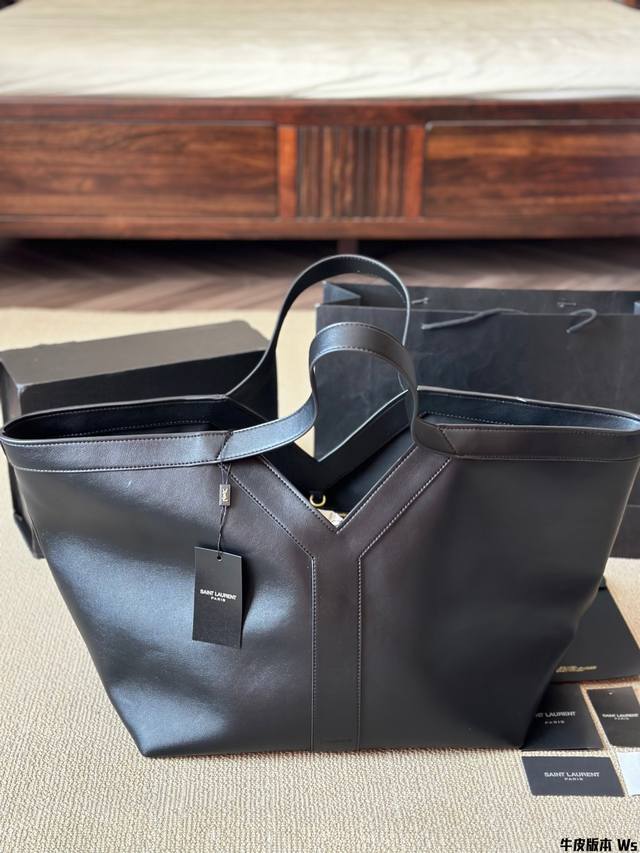 牛皮版本 圣罗兰y Tote全新.上市致敬传奇，拥抱胜利当！ 丫tote全新.上市，以品牌创始人伊夫圣罗兰先生的名字 首字母为灵感，传递出轻松叉乐观的生活态度。