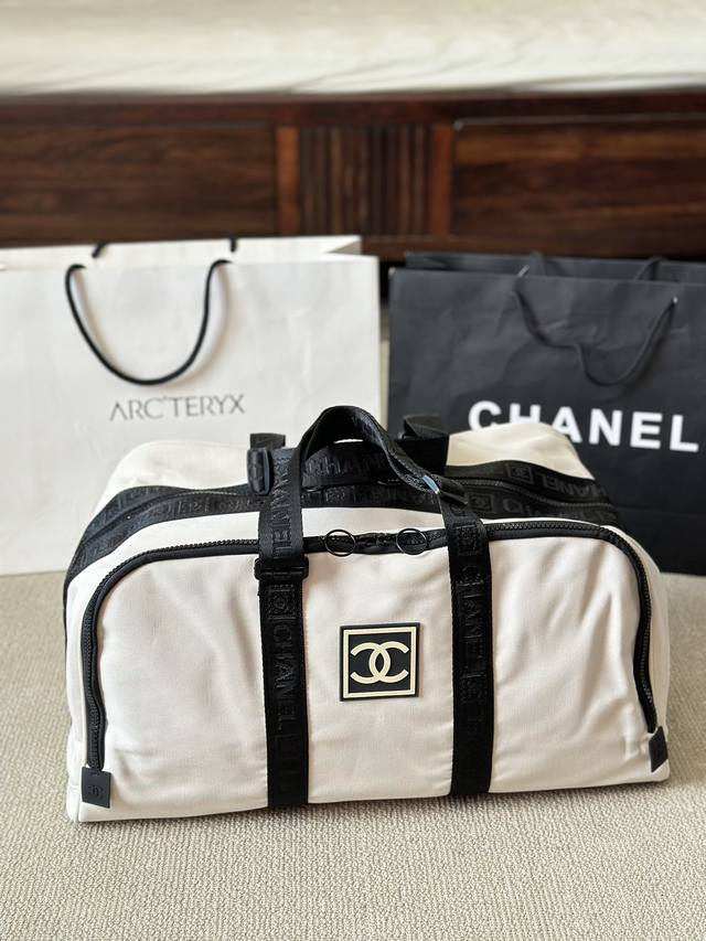 帆布 最吸睛chanel旅行大包国谁背谁时髦 24款的maxi尼龙保龄球包，很运动又有点小 贵气的感觉。T+ 这个系列的mini饺子包和大号托特包人气超级高，相