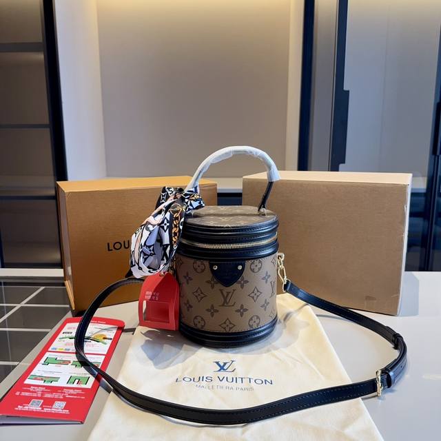 全钢五金 顶级货全套包装 牛皮系列赠送原版丝巾！ 升级版全钢五金lv专柜爆款cannes发财桶～可手提可肩背～非常实用众多明星追捧的单品哦 原版老花面料配头层牛