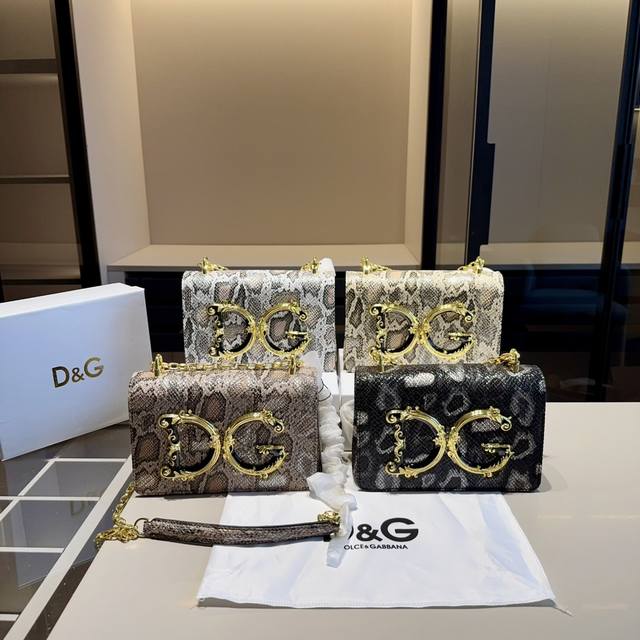新品推荐 高端货杜嘉班纳dg新款蛇纹系列～链条包！斜挎包走到哪都是回头率明星同款～超级时尚百搭一款！进口牛皮面料～原版定制五金！外出精美实用！原版礼盒包装 Si