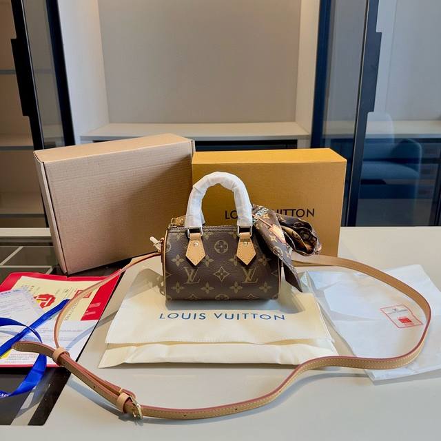 芯片版本 顶级货全套包装 动态变码芯片牛皮系列赠送原版丝巾！ 升级版全钢五金lv专柜爆款nano Speedy迷你枕头包～配长肩带～非常实用众多明星追捧的单品哦