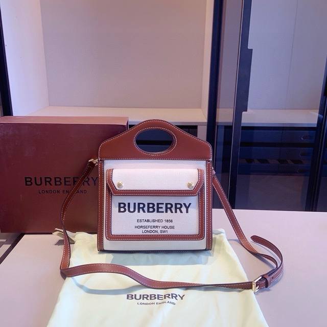 新品推荐 升级版burberry巴宝莉专柜爆款手提包可肩背！原版帆布拼头层牛皮～走到哪都是回头率采用原版五金！绝对不要和便宜货比哦！可手提可肩背！各大明星走秀爆