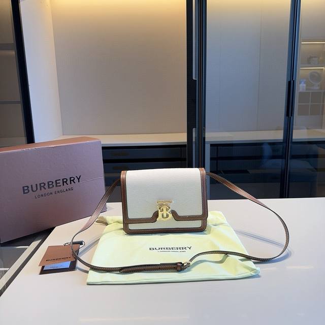 新品推荐 升级版巴宝莉专柜白色系列限量tb扣小方包～豆腐包可肩背！帆布拼头层牛皮～走到哪都是回头率采用原版五金！绝对不要和便宜货比哦！各大明星走秀爆款外出轻便实