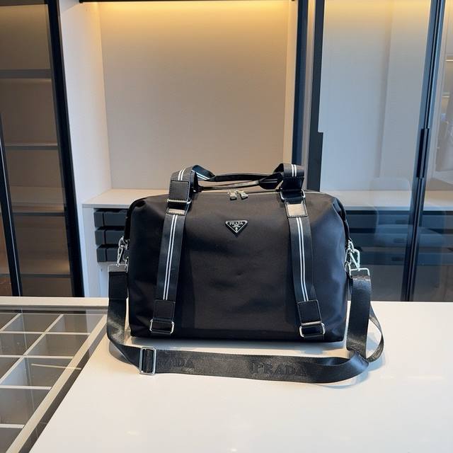 新品推荐 升级版prada普拉达最新旅行袋！大手提包！男女通用！可手提可肩背！出行必备哦超大容量！原版防水布面料！原版五金！品质上层、做工精细任意出入专柜毫无压