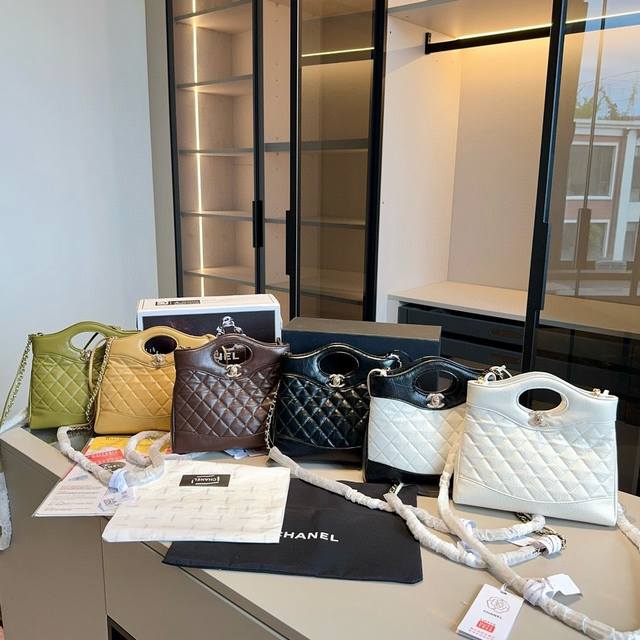 新品推荐 升级版～高端货全套包装 原版飞机盒原版折叠盒 Chanel香奈儿专柜爆款31Bag！可手提可肩背！小香顶级全皮面料哦！采用原版复刻五金配件！经典log