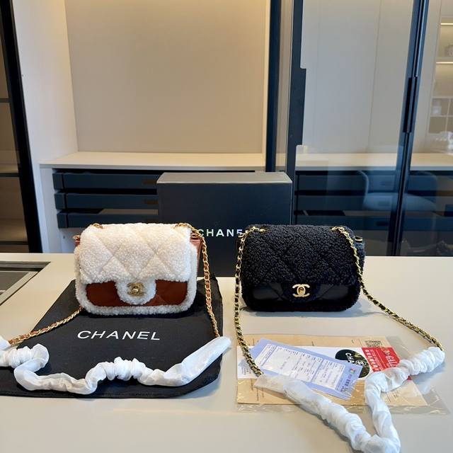 新品推荐 升级版～高端货chanel香奈儿专柜秋冬新款毛毛系列迷你口盖包～链条包可肩背！小香顶级面料哦！采用原版复刻五金配件！经典logo！原版做工！皮质手感超