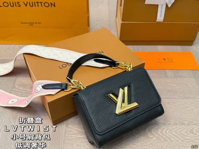 小号 折叠盒 原版五金带logo Lv Twist肩背包 真的很高级 日常通勤简直绝配 又酷又飒低调的奢华 可盐可甜 极致美感 绝美女孩就是你 尺寸： 小号19