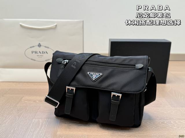 普拉达prada 尼龙邮差包 男生日常休闲搭配的理想选择～ 实用又百搭，非常适合放随身物品~ 面料耐磨耐刮蹭，适合男生大大咧咧的性格~ 尺寸28 22