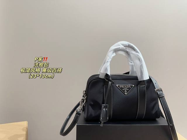 配盒尺寸23.13 普拉达 法棍包 Prada 可以说是极简风的代表作 整体没有过多的装饰点缀，包包容量大，可作为通勤包包，满足日常需求，也可作为短途旅游的随行