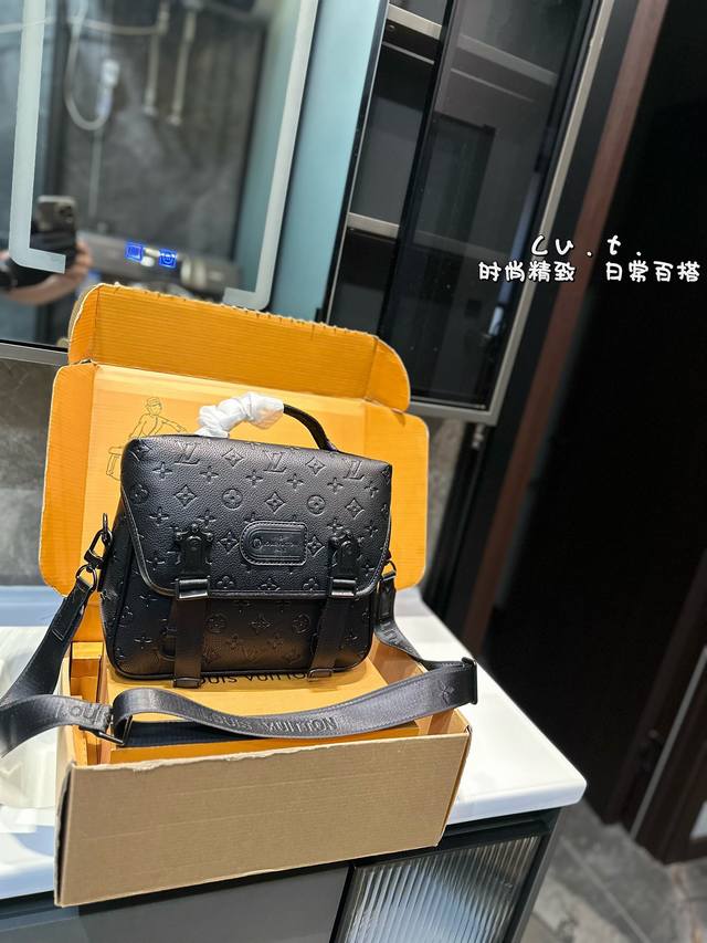 中古lv 新款男士邮差包,很酷的lv男包来喽看起来十分时尚且年轻。斜挎也不显大当收纳空间真心不错,拿取东西时十分方便当肩带可以自由调节长度,任何身高都没问题 尺 中古lv 新款男士邮差包,很酷的lv男包来喽看起来十分时尚且年轻。斜挎也不显大当收纳空间真心不错,拿取东西时十分方便当肩带可以自由调节长度,任何身高都没问题 尺