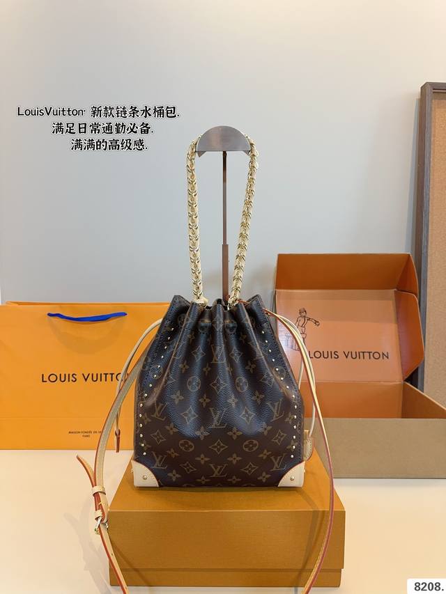 配礼盒 Lv Cruise 抽口水桶包 延续之前的方形包包型. 装饰链条可以当作腋下包 颜值高 日常出街首选 任何搭配都能够轻松驾驭尺寸：22*8*25Cm