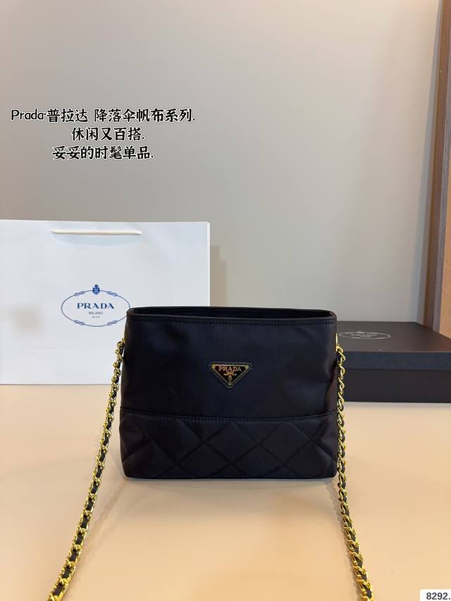 配礼盒. 普拉达prada 菱格托特包 材质耐造耐磨 设计简约 包身轻便日常造不心疼 黑色万年长青款 上身酷！时髦！尺寸：25*8*20Cm