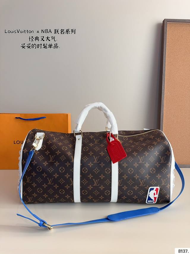 Lv 旅行包 超酷中lv Keepall联名款旅行袋 Lvkeepall 出差旅行最常用的一只包 这是超酷的一只包 可以做健身包，也可做旅行袋 容量超级感人非常