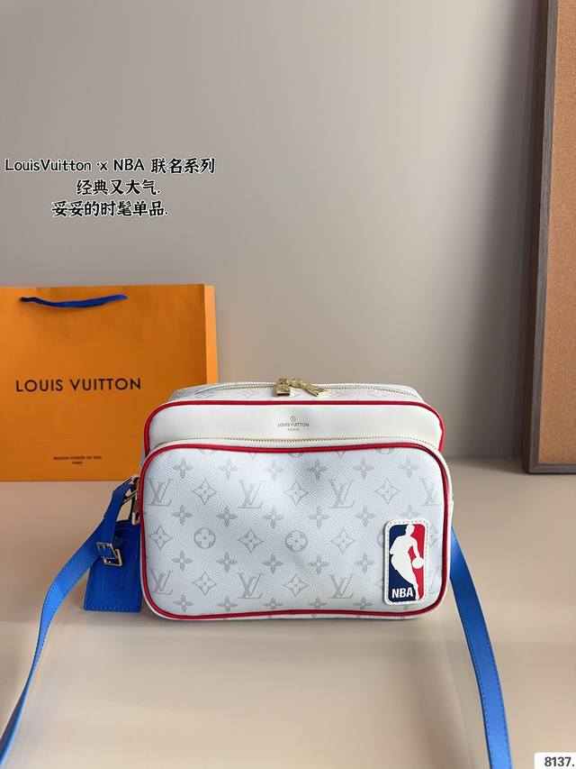 Lv 联名限量款. 相机包新款messenger 出自男装艺术总监kim Jones之手的新款messenger 斜挎邮差包，涂层帆布材质，配有编织带、尽显运动