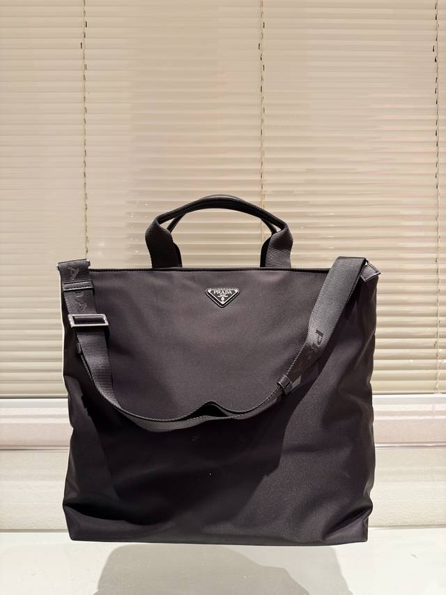 Prada × Adidas 联名包 购物袋 Prada与 Adidas 再次携手联名、首次推出成衣系列、由 Adidas 设计、Prada于意大利生产制造，两