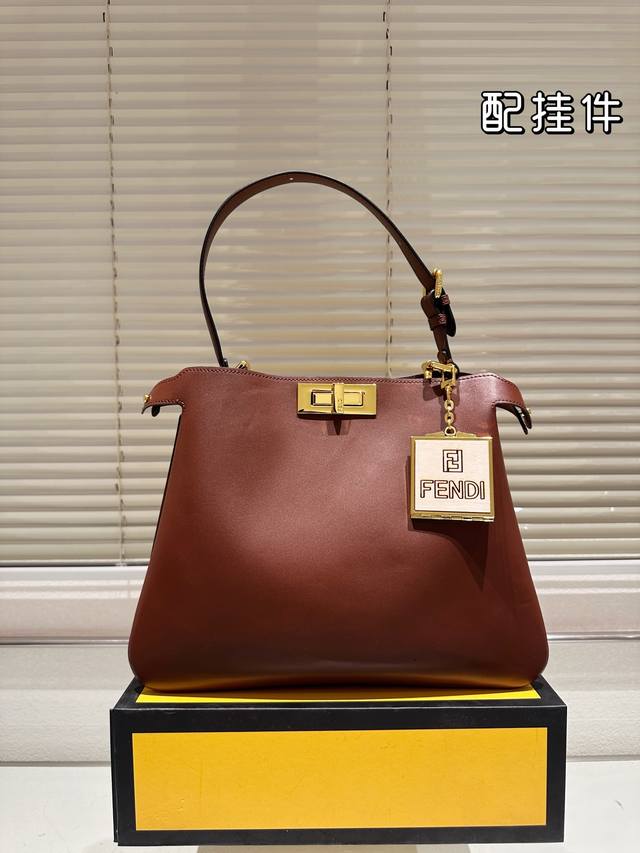 牛皮版本 配挂件 Fendipeekaboo手袋,简直是低调奢华的代名词! 回这款包包以其独特的开合设计和经典的双面皮革,展现了无与伦比的精致感。中等容量,非常 牛皮版本 配挂件 Fendipeekaboo手袋,简直是低调奢华的代名词! 回这款包包以其独特的开合设计和经典的双面皮革,展现了无与伦比的精致感。中等容量,非常