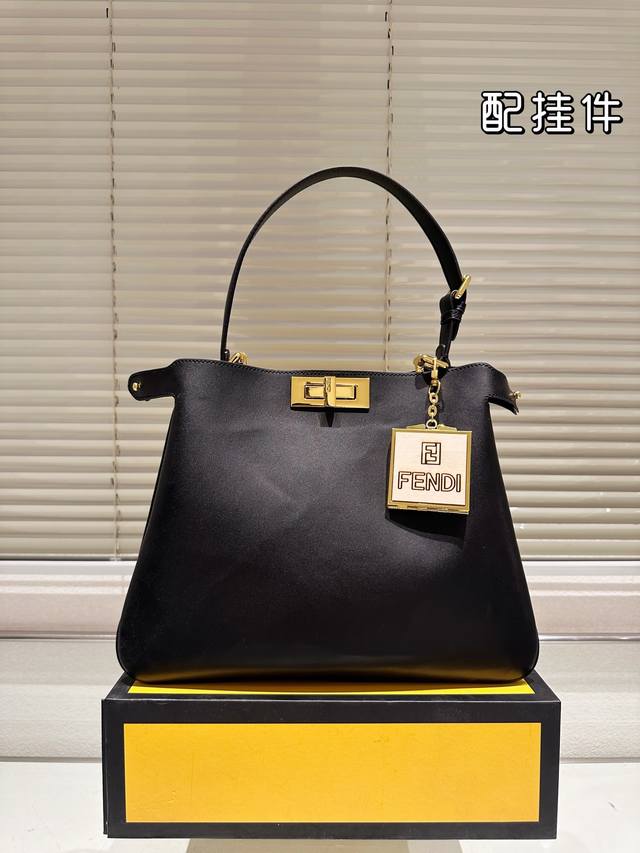 牛皮版本 配挂件 Fendipeekaboo手袋，简直是低调奢华的代名词！ 回这款包包以其独特的开合设计和经典的双面皮革，展现了无与伦比的精致感。中等容量，非常