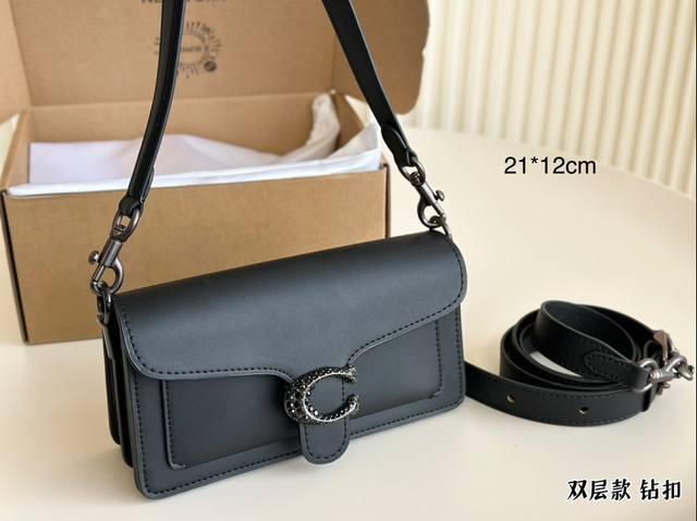 飞机盒 Coach新款 水晶元素 高级感！！！ 我可太爱这次的tabby啦，小巧精致，而且这次的腋下肩带还加长了，背起来好舒服哦～尺寸21*12Cm