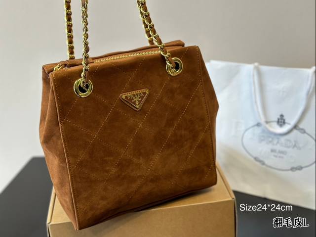 福气从这一枚三角标开始 大家常说时尚是个轮回，但prada的翻盖包和三角标却在这场轮回里常看常新。 新年的新包自然也是首选经典款，简洁实用满足大部分通勤需要和日