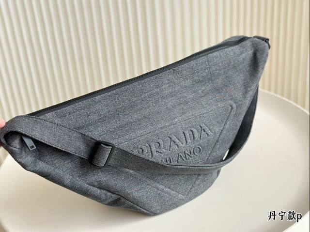 尺寸51.29 普拉达 牛仔三角包 Prada 简单百搭 颜值高 日常出街首选 潮酷时尚女孩必入款