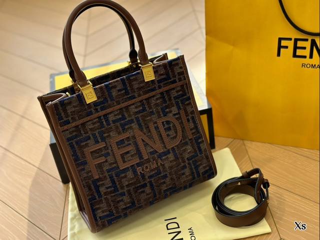 尺寸小号26*22Cm F家 Fendi Peekabo 购物袋 经典的tote造型！ 但是这款最大的特点： 手提腋下！