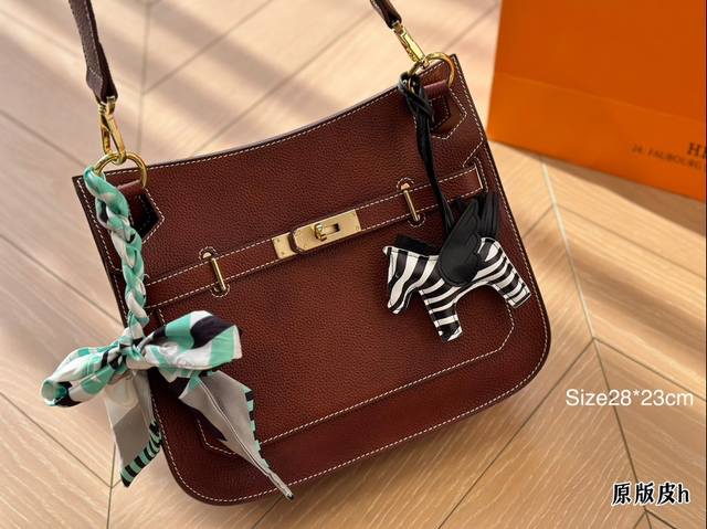 一包6背halzan25 100%爱马仕里最常背的包今年一整年对halzan以及吉普赛，都充满迷恋。Halzan Mini是见一只收一只，不过日常用的最多的，还