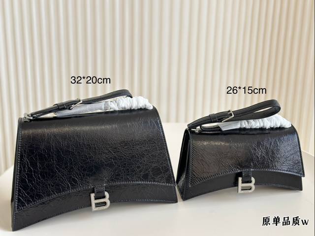 看似小确超能装的包! 巴黎世家腋下包 这款超美 皮质柔软 巨能装上身完全爱住 可腋下可手提 尺寸32*20 26*15 看似小确超能装的包! 巴黎世家腋下包 这款超美 皮质柔软 巨能装上身完全爱住 可腋下可手提 尺寸32*20 26*15