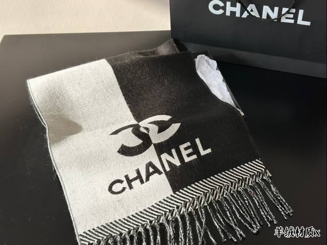 配盒 Chanel围巾 嗨！寒冷的冬天来了，是时候为你的穿搭加上一抹亮色！这款围巾简直太魔法了，不仅能保暖还能让你立即成为时尚焦点！搭配外套、毛衣或裙子都超好看